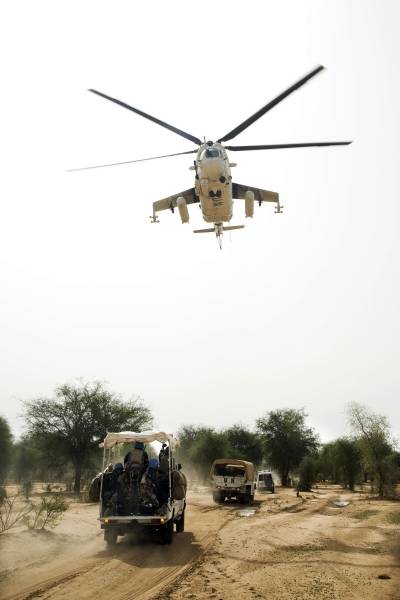 Billedet viser en militærøvelse i Darfur i 2010. Øvelsen udføres af den fredsbevarende styrke UNAMID. Foto: UNPhoto/Albert González Farran.